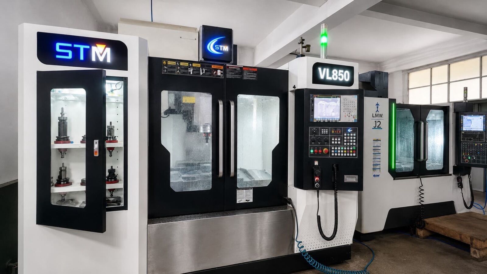 STM VL850 machining centre on the JR TECH shop floor