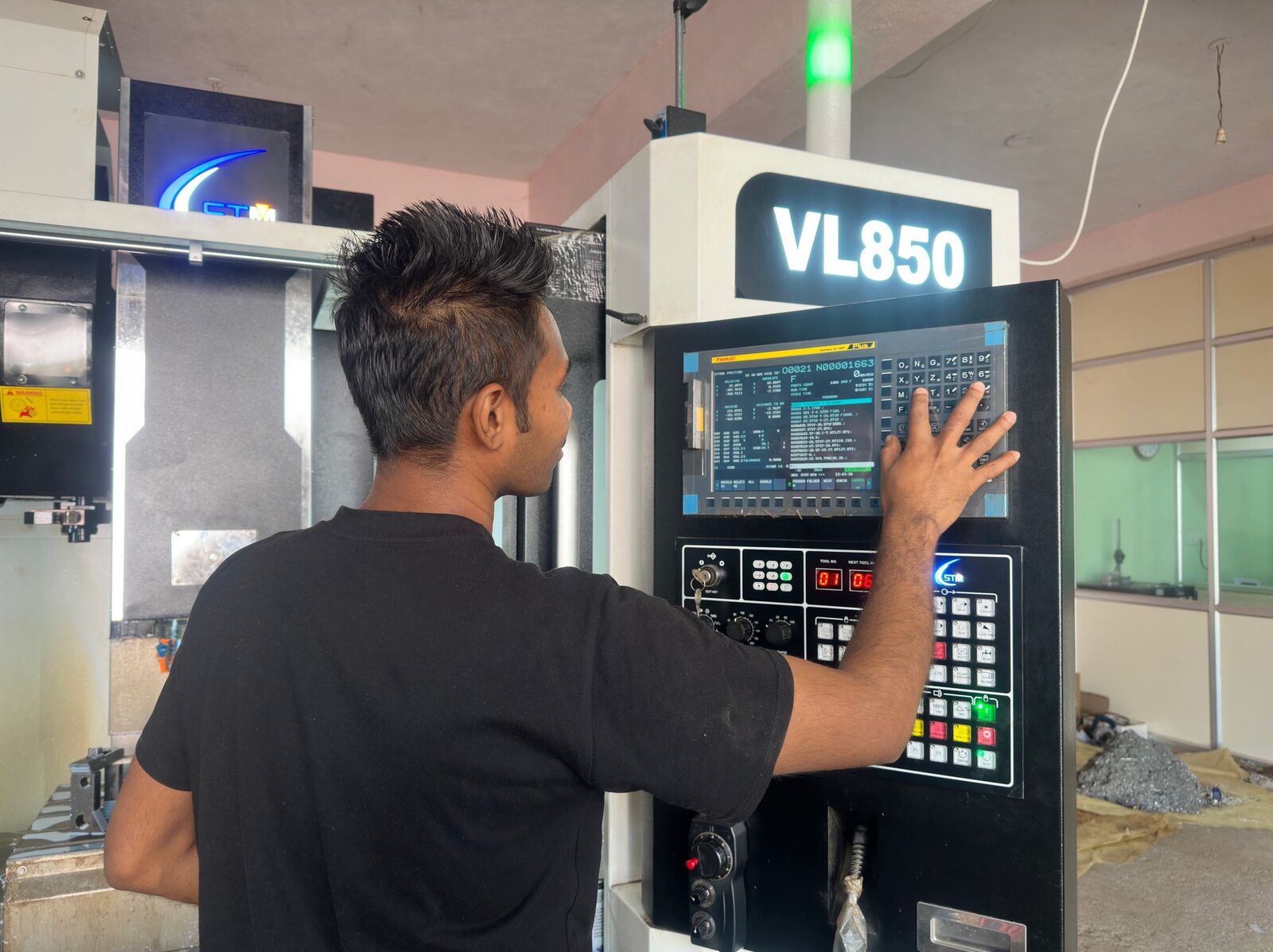 Operator programming the VL 850 control panel