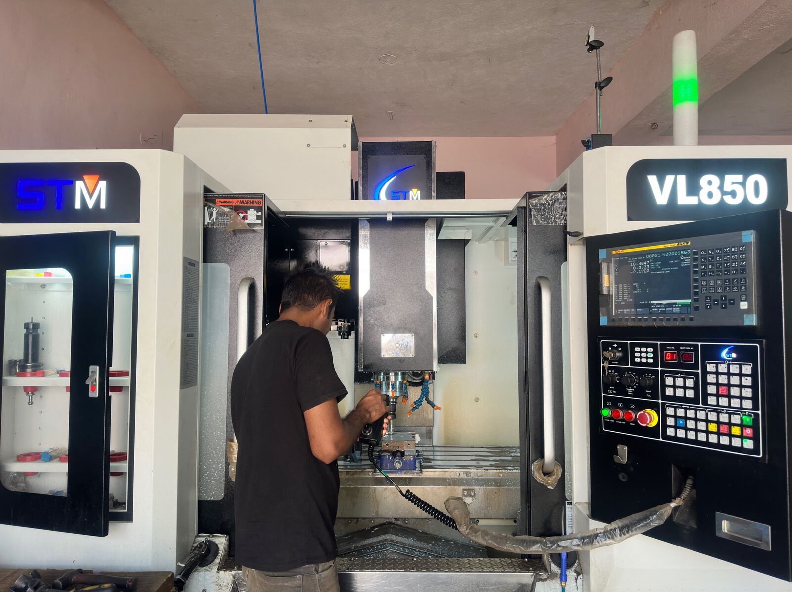 Component being machined on the VL 850